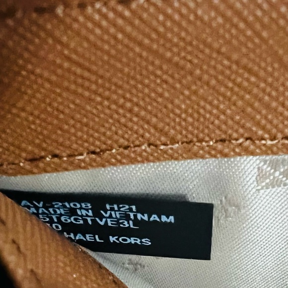 Michael Kors Jet Set Travel Large Three Quarter Zip - Picture 13 of 16